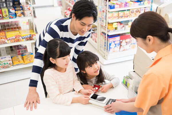 スーパーのレジでもおしゃべりが止まらない！ こなれた様子でレジ会計を済ませようとする2歳児が可愛すぎる♡