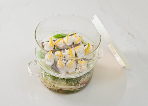 【革命的タイパ】レンジで2品同時完成⁉ HARIOの「ガラスのせいろ」。主菜と副菜が一度に仕上がる、超時短＆ヘルシーの新習慣！