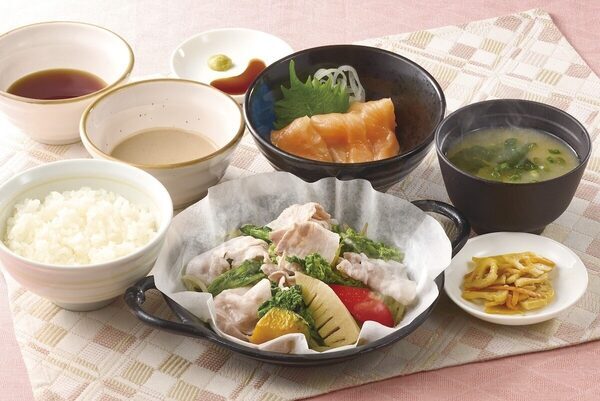 【圧巻30cm】ジョナサンに“そびえ立つ”DXパフェ降臨！「この組み合わせは反則…」ハーゲンダッツ3個×いちごの贅沢すぎるフェア