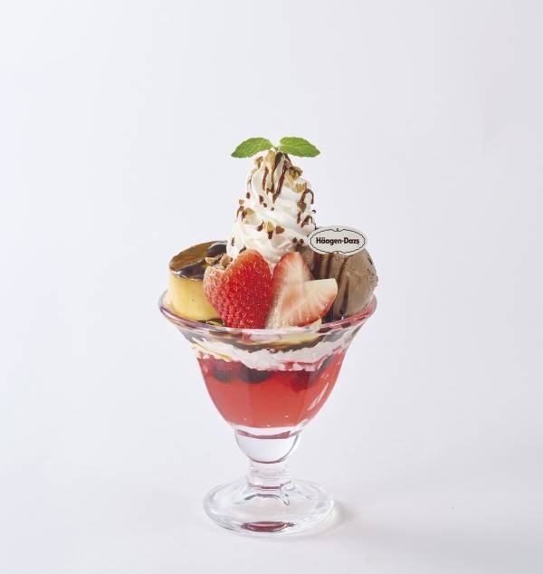 【圧巻30cm】ジョナサンに“そびえ立つ”DXパフェ降臨！「この組み合わせは反則…」ハーゲンダッツ3個×いちごの贅沢すぎるフェア