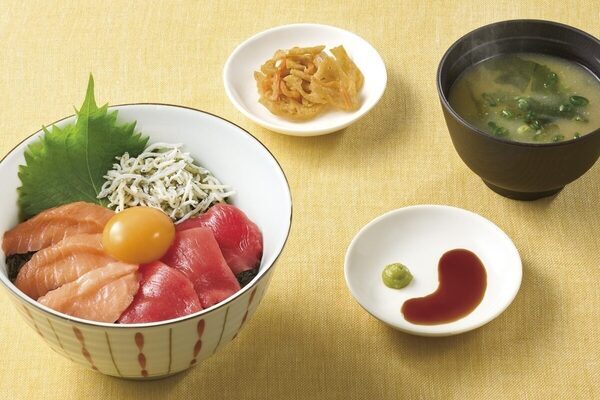 【圧巻30cm】ジョナサンに“そびえ立つ”DXパフェ降臨！「この組み合わせは反則…」ハーゲンダッツ3個×いちごの贅沢すぎるフェア