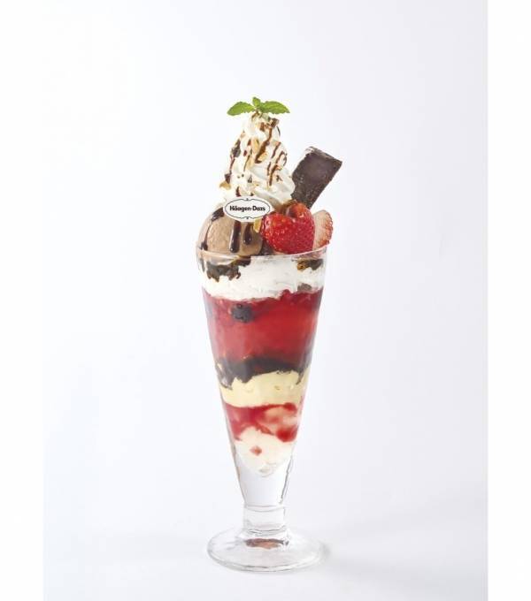 【圧巻30cm】ジョナサンに“そびえ立つ”DXパフェ降臨！「この組み合わせは反則…」ハーゲンダッツ3個×いちごの贅沢すぎるフェア
