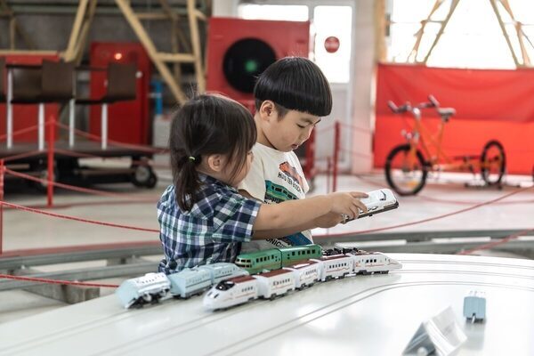 【鉄道ファン必見】聖地・小倉工場へ“直接乗り入れ”体験！現役の車両で放送体験＆制服試着。特別ツアー限定の非日常体験が解禁。