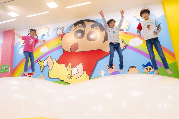 雨の日でも安心！子連れに朗報な『クレヨンしんちゃん』の室内遊び場が大阪に誕生！
