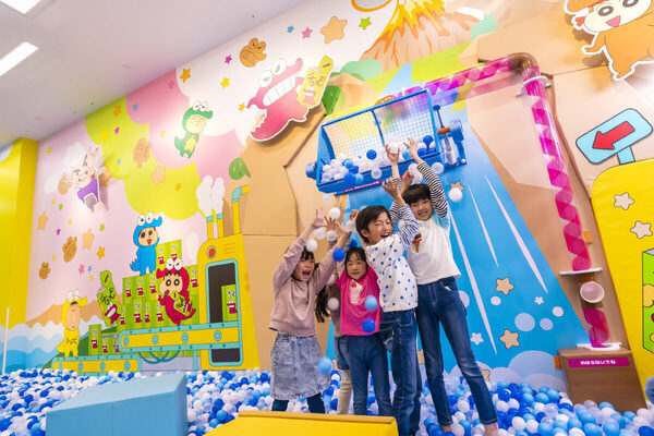 雨の日でも安心！子連れに朗報な『クレヨンしんちゃん』の室内遊び場が大阪に誕生！