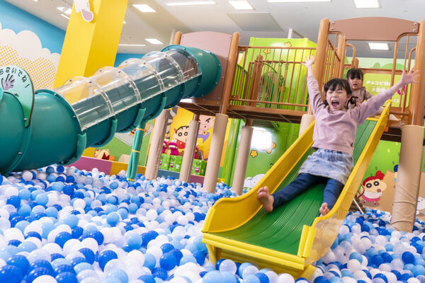雨の日でも安心！子連れに朗報な『クレヨンしんちゃん』の室内遊び場が大阪に誕生！