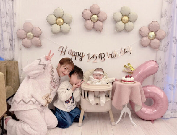 辻希美さん「可愛すぎやしませんか⁉」第五子のハーフバースデーを盛大にお祝い！コスプレ姿に「もう待ち受け決定ですわ」
