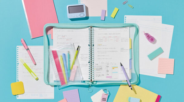 カバンの“ごちゃごちゃ”問題が解決!? 学生のリアルな声から生まれた、文具もガジェットも「ざっくり入る」新バインダーが優秀すぎる