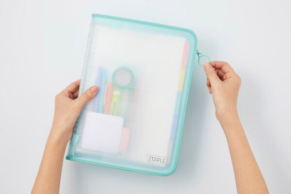 カバンの“ごちゃごちゃ”問題が解決!? 学生のリアルな声から生まれた、文具もガジェットも「ざっくり入る」新バインダーが優秀すぎる