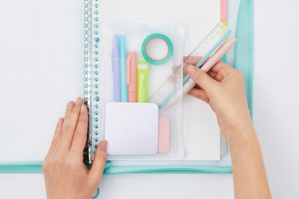 カバンの“ごちゃごちゃ”問題が解決!? 学生のリアルな声から生まれた、文具もガジェットも「ざっくり入る」新バインダーが優秀すぎる