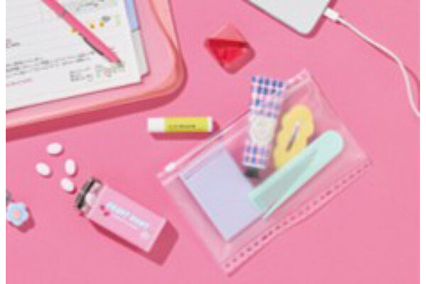 カバンの“ごちゃごちゃ”問題が解決!? 学生のリアルな声から生まれた、文具もガジェットも「ざっくり入る」新バインダーが優秀すぎる