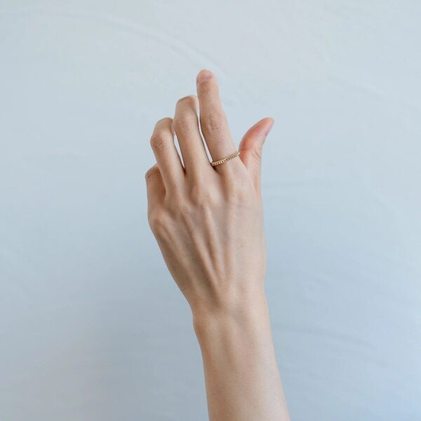 手元がぐっと垢抜ける！ エッジィな魅力で大人の余裕と気品をもたらす、さりげない存在感のリングが今の気分！