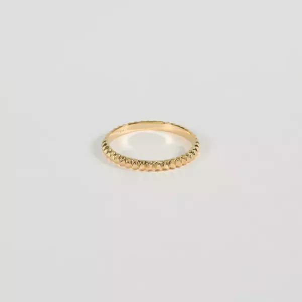 手元がぐっと垢抜ける！ エッジィな魅力で大人の余裕と気品をもたらす、さりげない存在感のリングが今の気分！