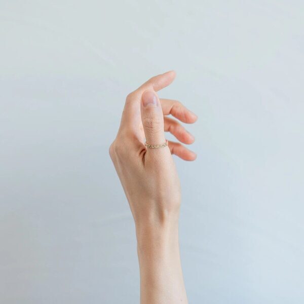 手元がぐっと垢抜ける！ エッジィな魅力で大人の余裕と気品をもたらす、さりげない存在感のリングが今の気分！