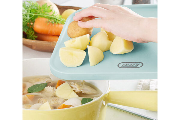 キッチンの“置き場革命”！まな板と水切りを1枚に集約。裏返すだけで場所が空く二刀流ボード。食洗機対応＆抗菌仕様で手入れもラク！