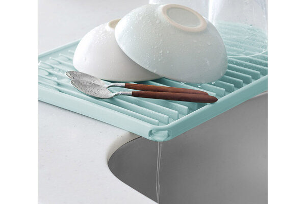 キッチンの“置き場革命”！まな板と水切りを1枚に集約。裏返すだけで場所が空く二刀流ボード。食洗機対応＆抗菌仕様で手入れもラク！