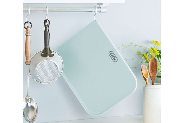 キッチンの“置き場革命”！まな板と水切りを1枚に集約。裏返すだけで場所が空く二刀流ボード。食洗機対応＆抗菌仕様で手入れもラク！