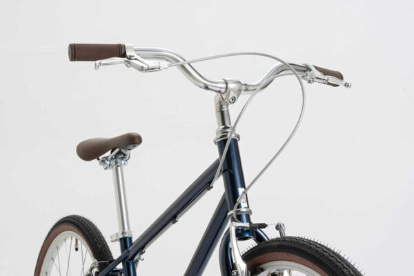 90年代レトロが逆に新鮮！人気ブランド『ヨツバサイクル』から“街乗り系”キッズバイクが登場。おうちの玄関に置くだけで絵になる一台