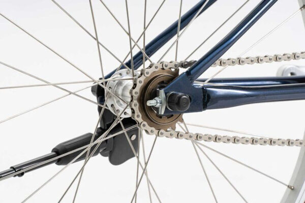 90年代レトロが逆に新鮮！人気ブランド『ヨツバサイクル』から“街乗り系”キッズバイクが登場。おうちの玄関に置くだけで絵になる一台