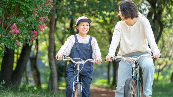90年代レトロが逆に新鮮！人気ブランド『ヨツバサイクル』から“街乗り系”キッズバイクが登場。おうちの玄関に置くだけで絵になる一台