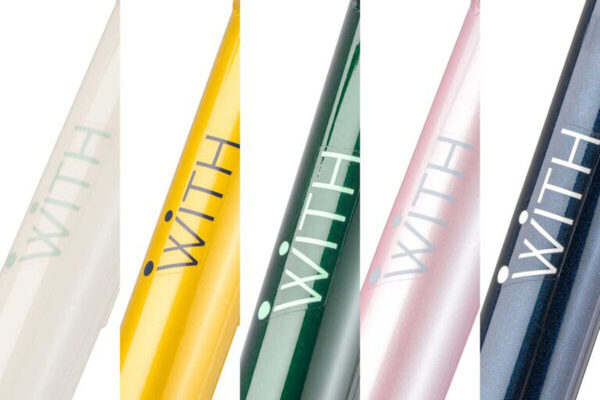 90年代レトロが逆に新鮮！人気ブランド『ヨツバサイクル』から“街乗り系”キッズバイクが登場。おうちの玄関に置くだけで絵になる一台