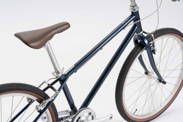 90年代レトロが逆に新鮮！人気ブランド『ヨツバサイクル』から“街乗り系”キッズバイクが登場。おうちの玄関に置くだけで絵になる一台