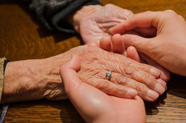 入院して指輪をつけられなくなった祖母の手に残っていた跡。葬儀にも参列できなかった孫娘が号泣した理由
