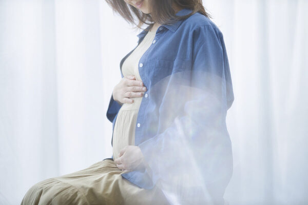 第一子妊娠・藤田ニコルさんのふっくらお腹が可愛すぎる…！ 「今しかできない」大胆デニムコーデが斬新