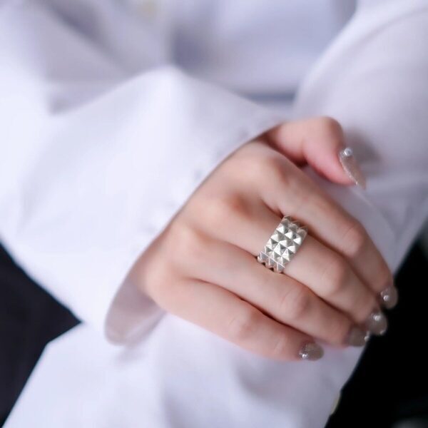 「攻め」のジュエリーをしなやかに、私らしく纏う。ジェンダーレスな知性と洗練が宿るmyshaのジュエリー