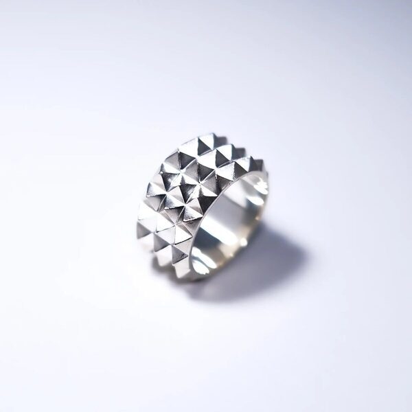 「攻め」のジュエリーをしなやかに、私らしく纏う。ジェンダーレスな知性と洗練が宿るmyshaのジュエリー