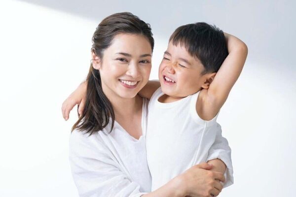 平愛梨さん、2歳の四男がまさかの料理「フライパンの振り方うまッ」真剣な表情で肉を炒める姿がスゴすぎて感動