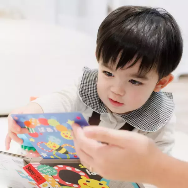 「赤ちゃんが驚くほど反応する」180万人が選んだ魔法の絵本に新作！Sassy10周年を飾る『ばあ！』は、赤ちゃん大好きな鏡付き