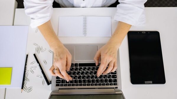 親のAIリテラシーが高いほど子どものAI活用に肯定的？ 「苦労教」を説く親ほど、裏ではAIに丸投げしている実態が明らかに