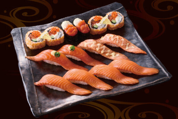 サーモン愛が爆発する4日間！小僧寿し「大切り！サーモンフェア」第2弾が28日始動。五つ星の脂、店内の“切り立て”を口いっぱいに♡