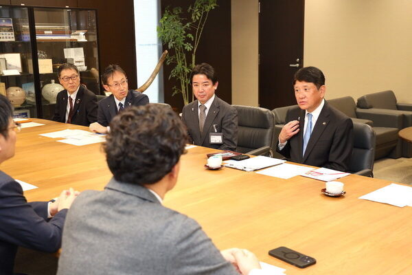 暑さから子どもたちを守る。マイナビが甲府市の教育現場にエアコンを支援！甲府市役所で受納式開催