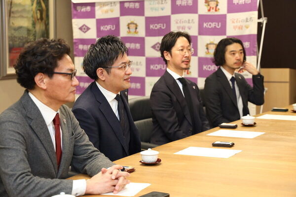 暑さから子どもたちを守る。マイナビが甲府市の教育現場にエアコンを支援！甲府市役所で受納式開催