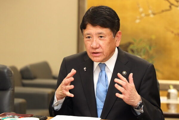 暑さから子どもたちを守る。マイナビが甲府市の教育現場にエアコンを支援！甲府市役所で受納式開催