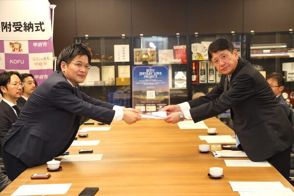 暑さから子どもたちを守る。マイナビが甲府市の教育現場にエアコンを支援！甲府市役所で受納式開催