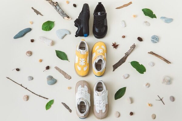 「自分で履けた！」を支える日本の技術。ムーンスターCarrot®の国産新作が優秀すぎる。左右の間違え防止や150年の知恵が凝縮！