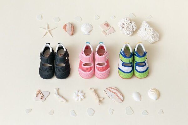 「自分で履けた！」を支える日本の技術。ムーンスターCarrot®の国産新作が優秀すぎる。左右の間違え防止や150年の知恵が凝縮！