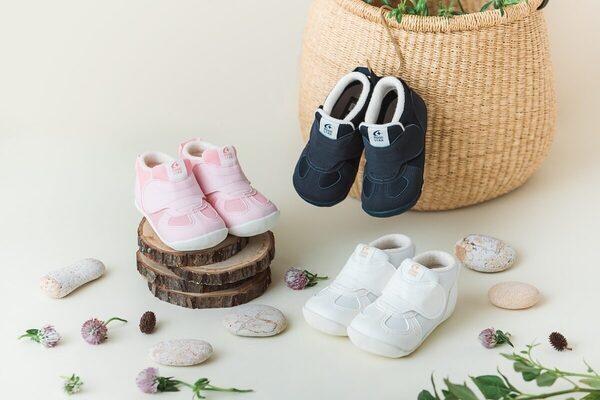 「自分で履けた！」を支える日本の技術。ムーンスターCarrot®の国産新作が優秀すぎる。左右の間違え防止や150年の知恵が凝縮！