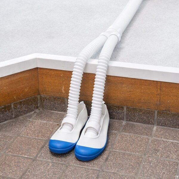 「明日もこの靴履きたいのに…」夜の絶望を60分で解決！狙い撃ち速乾の“細径ホース”乾燥機が、雨の日の救世主になる！