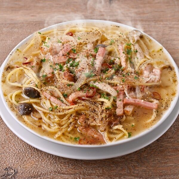 【食べ放題】シカゴピザ×濃厚スープスパ全8種が2,178円！“溺れる”ほどの中毒系パスタも、とろけるピザも好きなだけ。