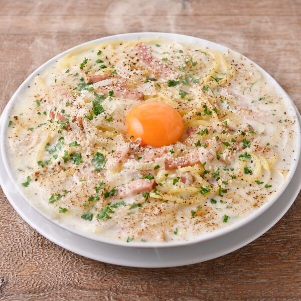 【食べ放題】シカゴピザ×濃厚スープスパ全8種が2,178円！“溺れる”ほどの中毒系パスタも、とろけるピザも好きなだけ。