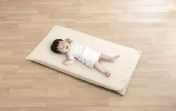 ママたちの声から生まれた！ニトリの“6つ折り”お昼寝布団が革命的。自転車かごにスッポリ＆雨OKの、送迎ストレス解消神アイテム！
