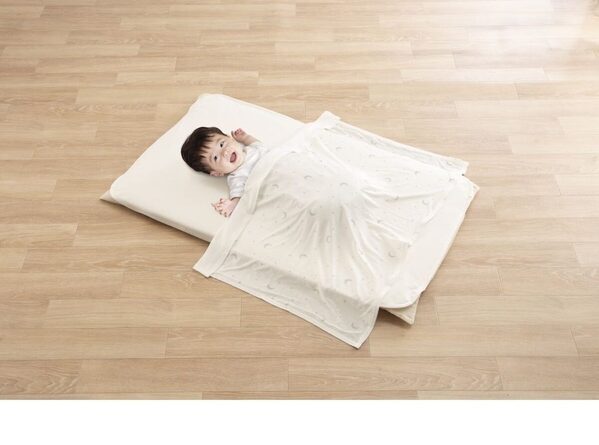 ママたちの声から生まれた！ニトリの“6つ折り”お昼寝布団が革命的。自転車かごにスッポリ＆雨OKの、送迎ストレス解消神アイテム！