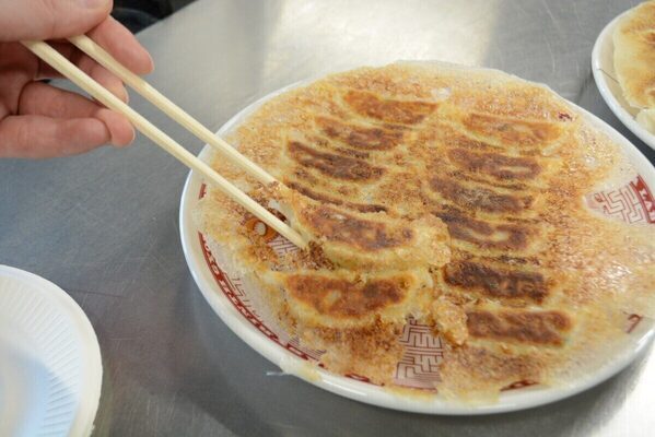 味の素冷凍食品の冷凍ギョーザがまた進化！ ついに焼くときの“フタ”もいらなくなったと聞いて、体験してきた