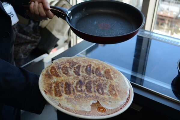 味の素冷凍食品の冷凍ギョーザがまた進化！ ついに焼くときの“フタ”もいらなくなったと聞いて、体験してきた