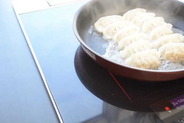 味の素冷凍食品の冷凍ギョーザがまた進化！ ついに焼くときの“フタ”もいらなくなったと聞いて、体験してきた