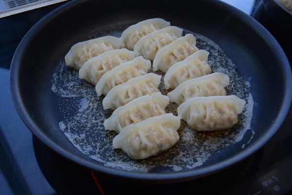 味の素冷凍食品の冷凍ギョーザがまた進化！ ついに焼くときの“フタ”もいらなくなったと聞いて、体験してきた
